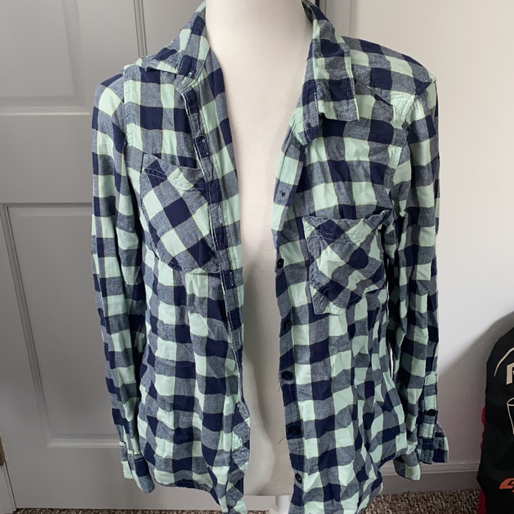 Ladies flannel 💙 - Picture 2 of 4